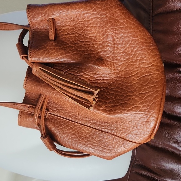 Elegant Tan Leather Crossbody Bag - Picture 3 of 6